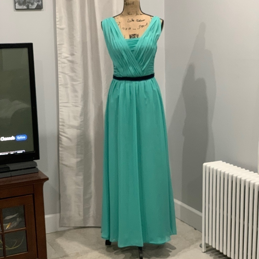 Wtoo green belted flowing gown maxi size 4 dress sleeveless black belt